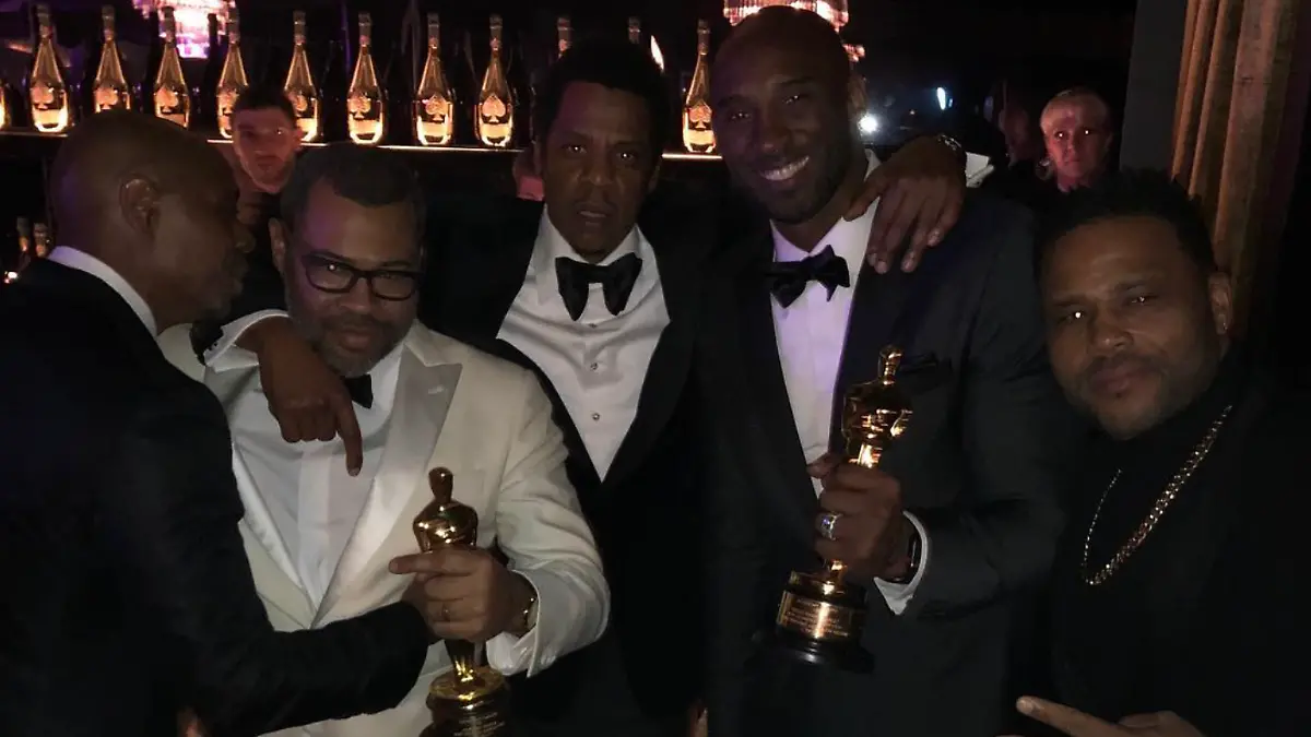 Kobve Bryant tras ganar un Oscar